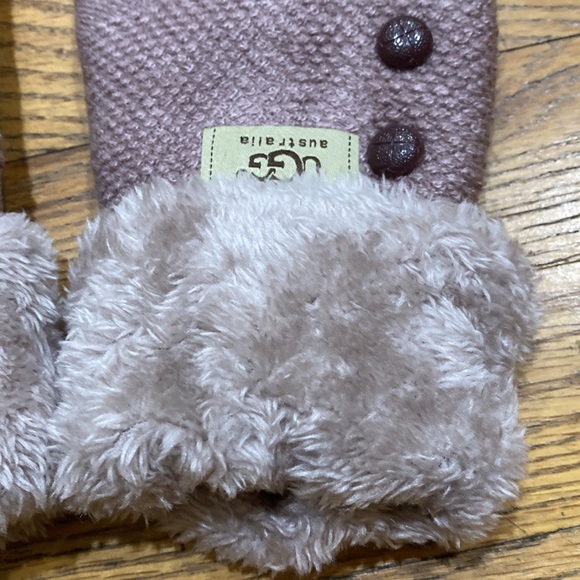 Pale purple fleece lined button gloves - Picture 2 of 4